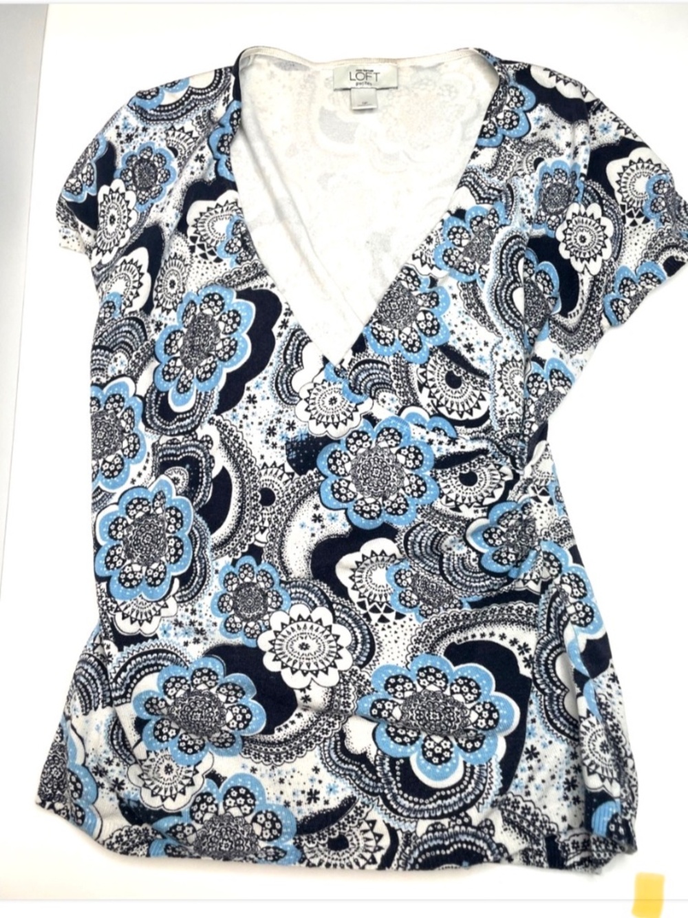 LOFT PETITE DEEP V FAUX WRAP TOP BLOUSE LIGHT & DARK BLUE ABSTRACT FLORAL SIZE S